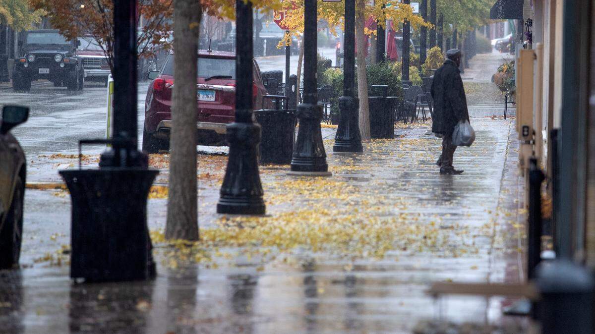 A steady rain was falls in downtown Belleville in this file photo. The Farmers’ Almanac predicts a “soggy” summer for Illinois this year.