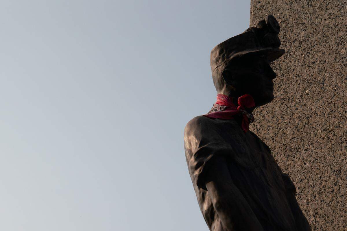 A miner on the Mother Jones monuments sports a red bandana as union miners did in the late 19th and early 20th century. This is the origin of the term “redneck” and was used to show solidarity amongst union workers.