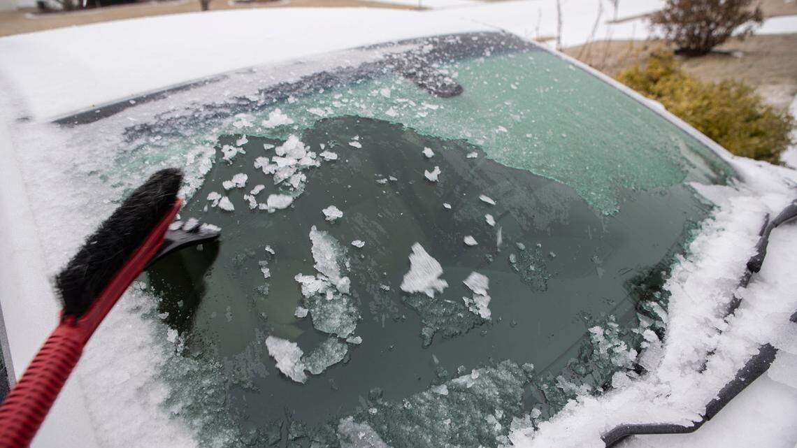 How long will southwest IL drivers see slick, icy roads? Here’s the latest forecast