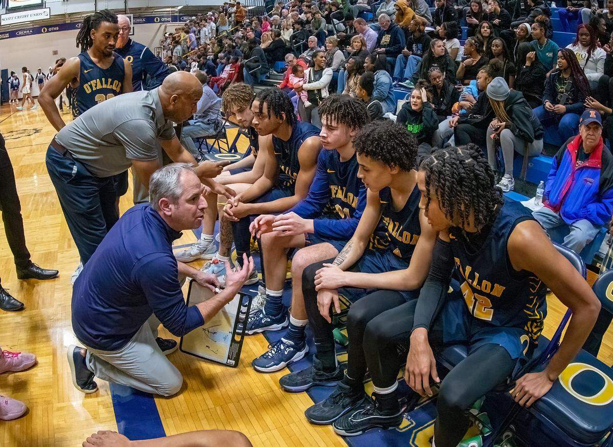 O’Fallon basketball coach Brian Muniz talk to his team during Friday night’s IHSA Class 4A regional championship game. The Panthers ultimately prevailed 52-50.