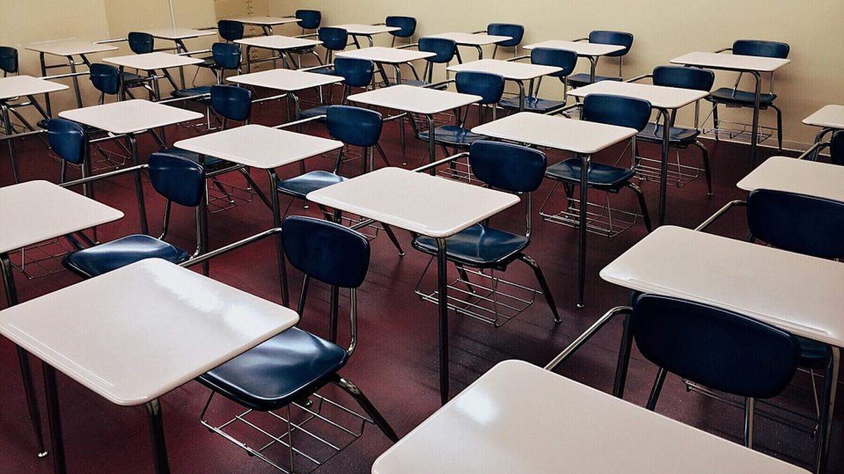Southwest Illinois schools adjust schedules for Day 2 of Winter Storm Landon
