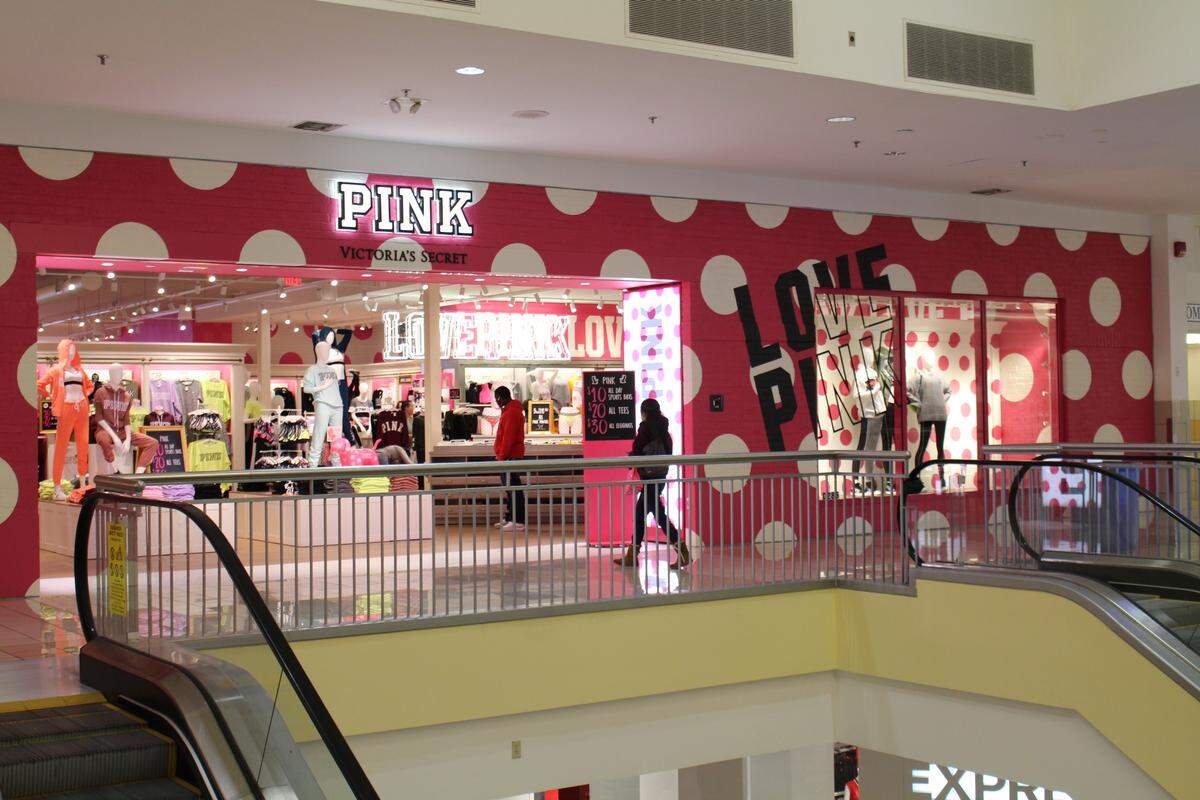 The Victoria’s Secret PINK store recently expanded its space from 4,400 to 7,400 square feet and got a new polka-dot facade on the second floor of St. Clair Square in Fairview Heights.