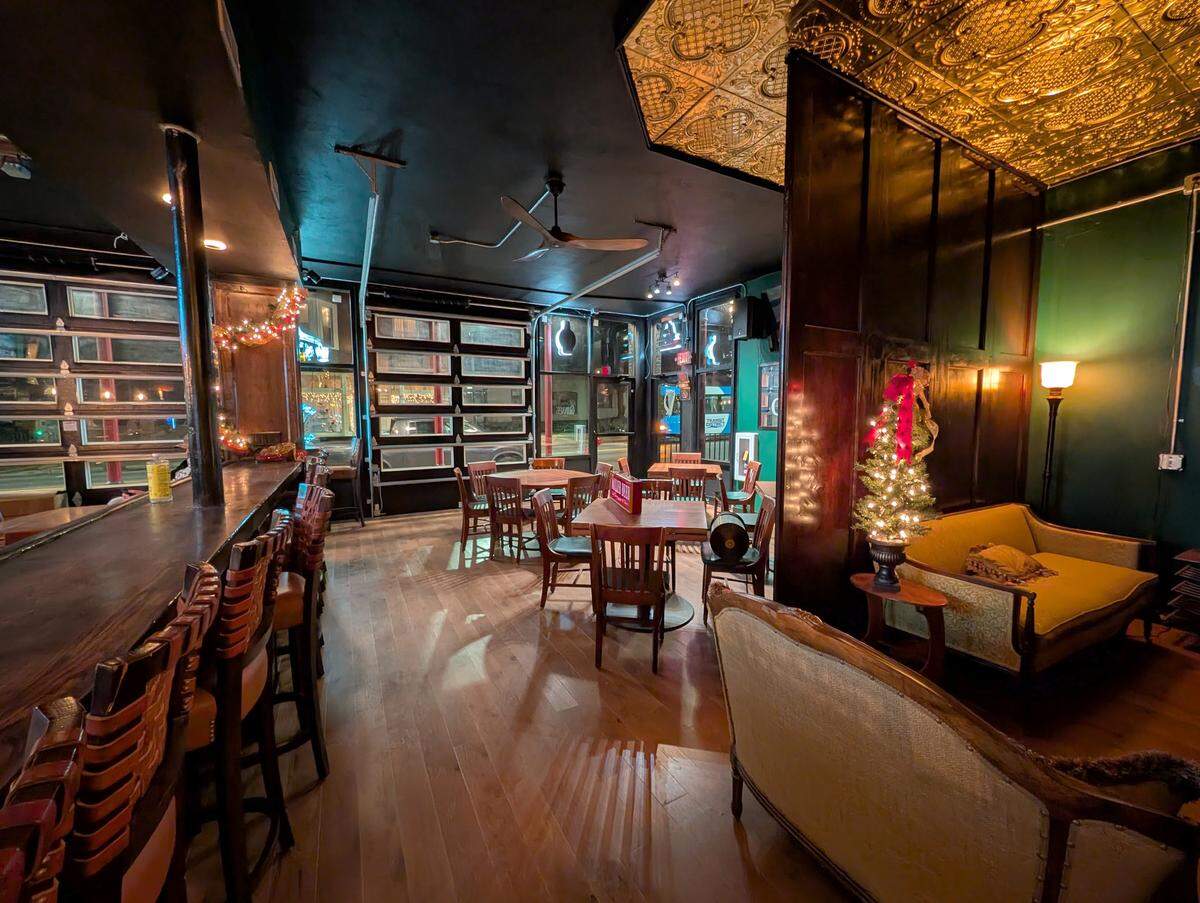 Overall look at The Harp Pub in Belleville