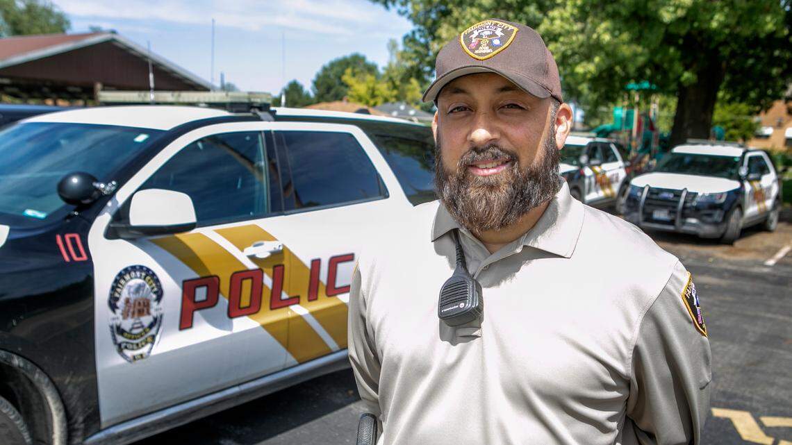 Oficial Latino intenta reducir casos de COVID-19 en su pueblo en el sur de Illinois