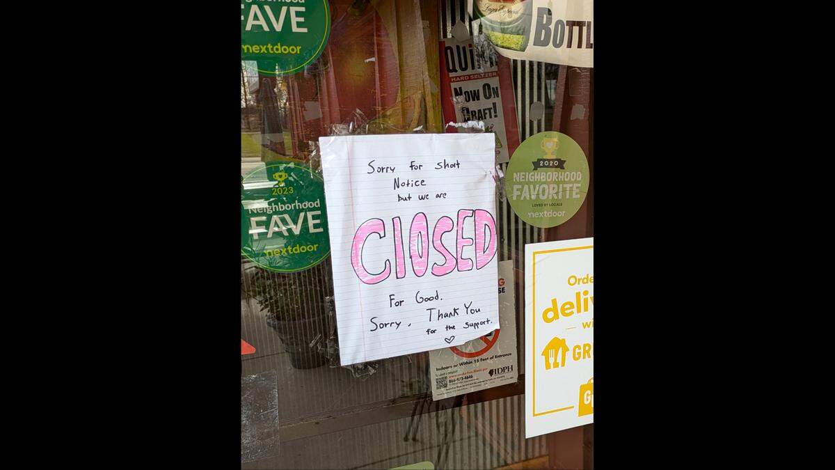 Handwritten “Closed” sign on the entrance of Margaritas West