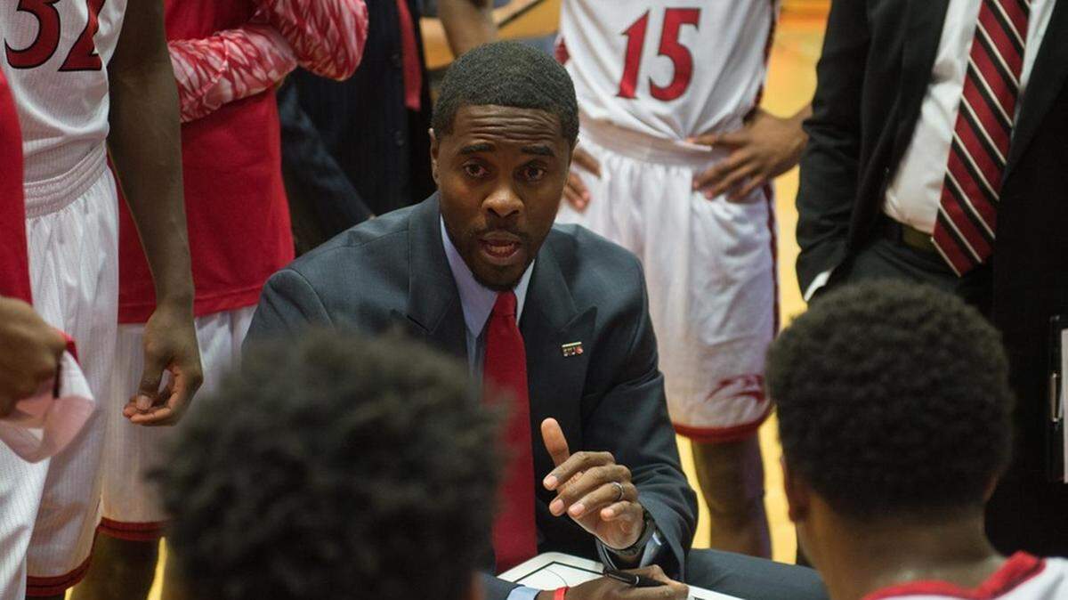 SIUE men’s basketball head coach Jon Harris recently signed three recruits to play for the Cougars starting in the 2019-2020 season.