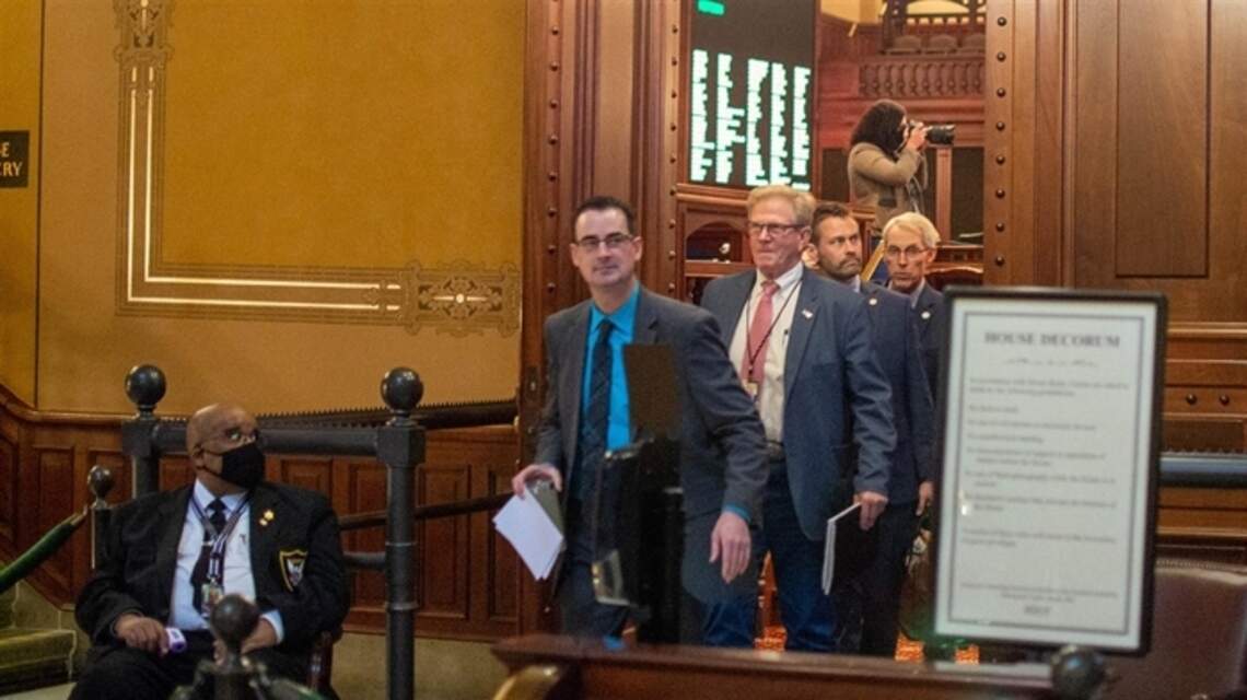 Illinois Democrats vote to remove 9 maskless Republican members from House chamber