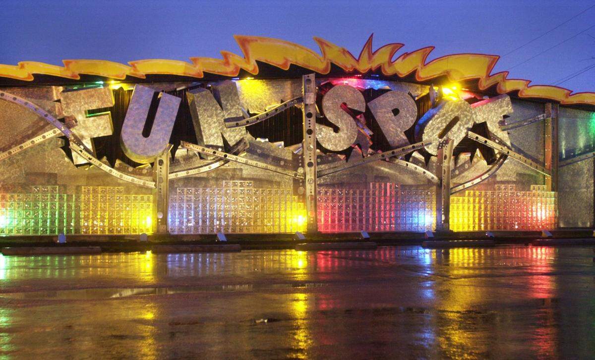 Fun Spot in Belleville has changed its exterior appearance. Shiny galvanized steel exterior bordered with painted red and yellow flames and shiny steel 3-D letters. ND/Derik Holtmann Sunday Magazine 11/14/05