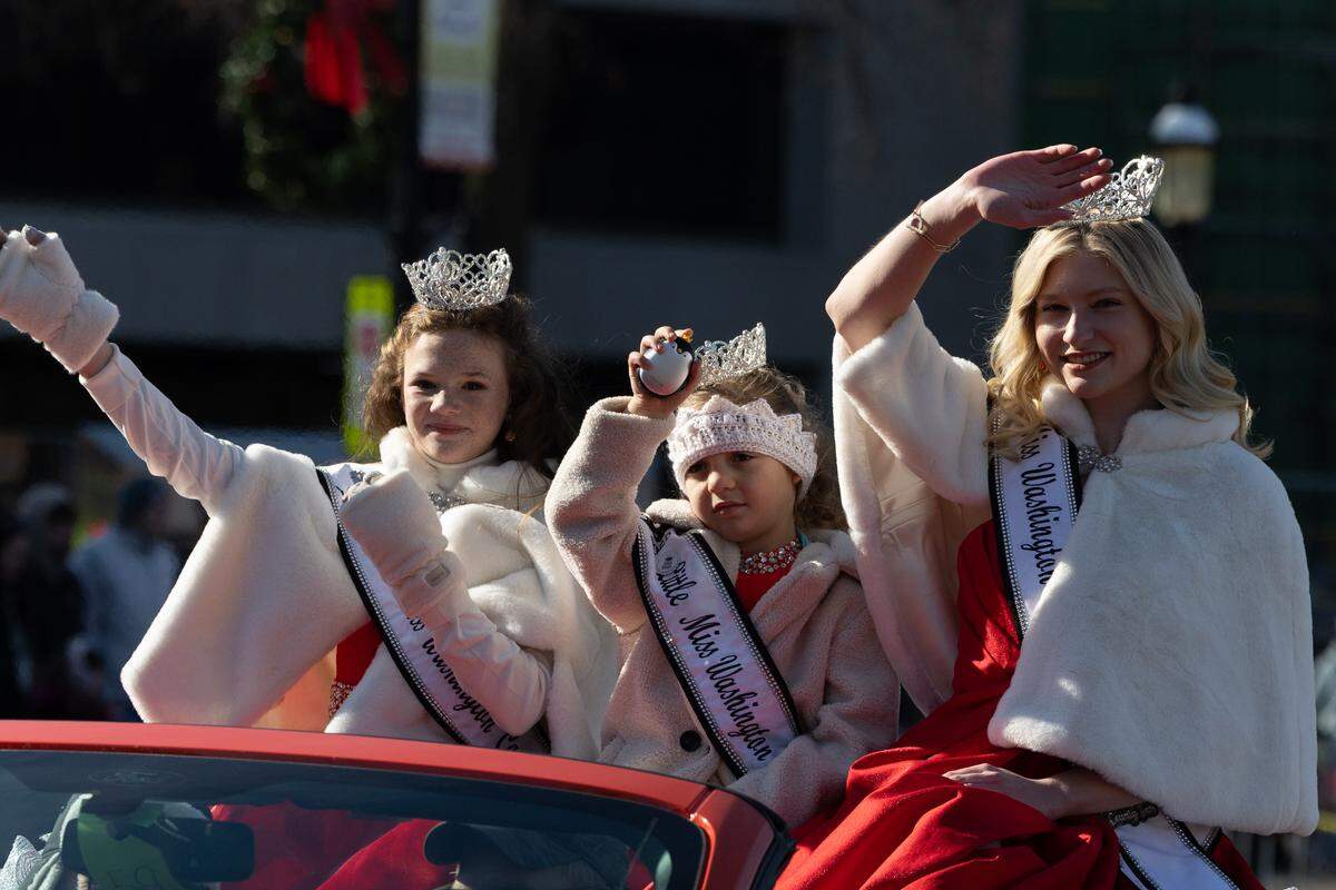 Winners of the 2025 Miss Washington County Fair wave at onlookers during the 2025 Santa parade.