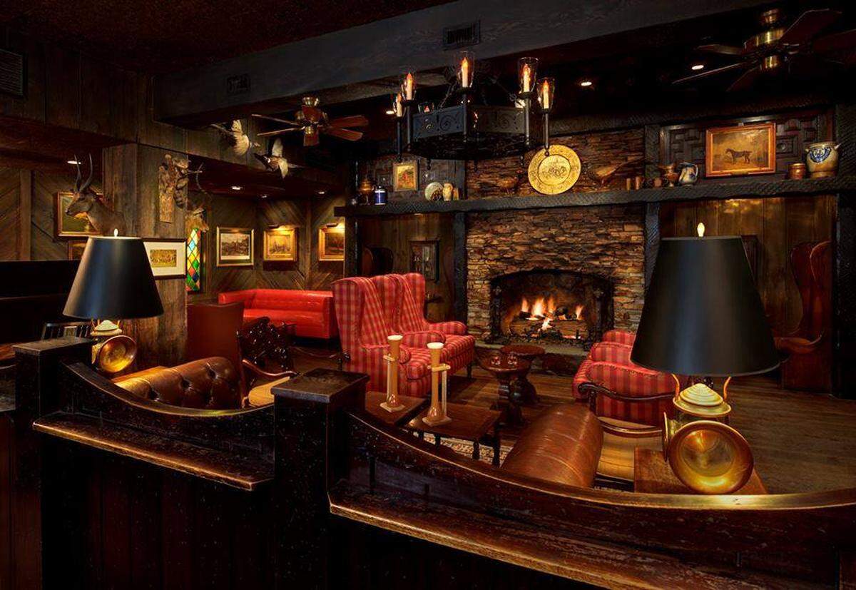 A look inside of Fox and Hounds Tavern at The Cheshire in St. Louis.
