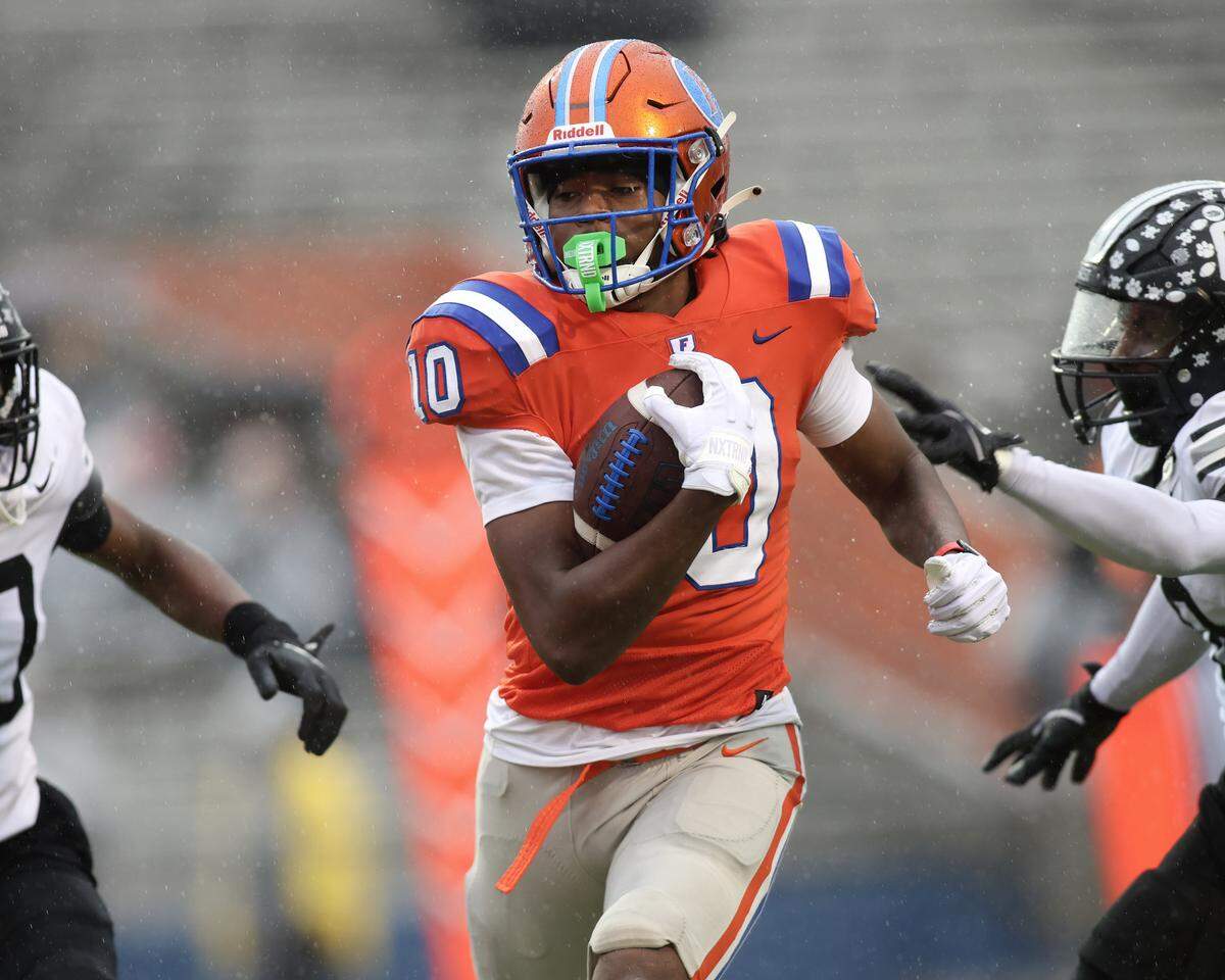 November 9, 2024 - East St. Louis Il, - East St. Louis Armaad Sharp (10) carries the ball during SaturdayÕs IHSA 6A, second round game between East St.Louis and Normal West. The FlyersÕ 48-0 win advances them to the quarter round game where they will face Chatham (Glenwood). [Photo: Chris Johns]