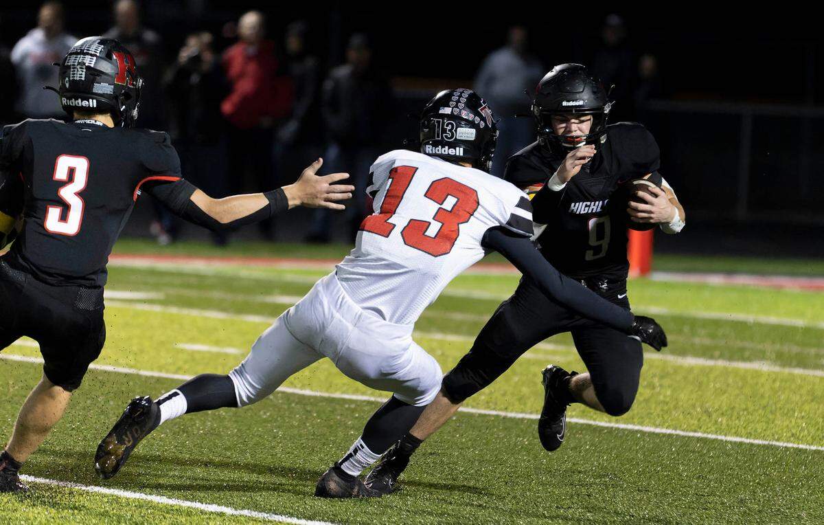Highland’s Dylan Beadle runs the ball during Friday night’s Mississippi Valley Conference home game against Triad. The Bulldogs ultimately posted a 35-0 victory.