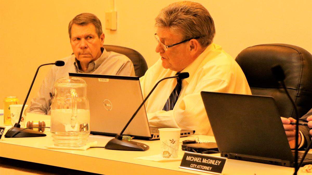 Highland Mayor Joe Michaelis, right, and City Manager Mark Latham at a city council meeting.