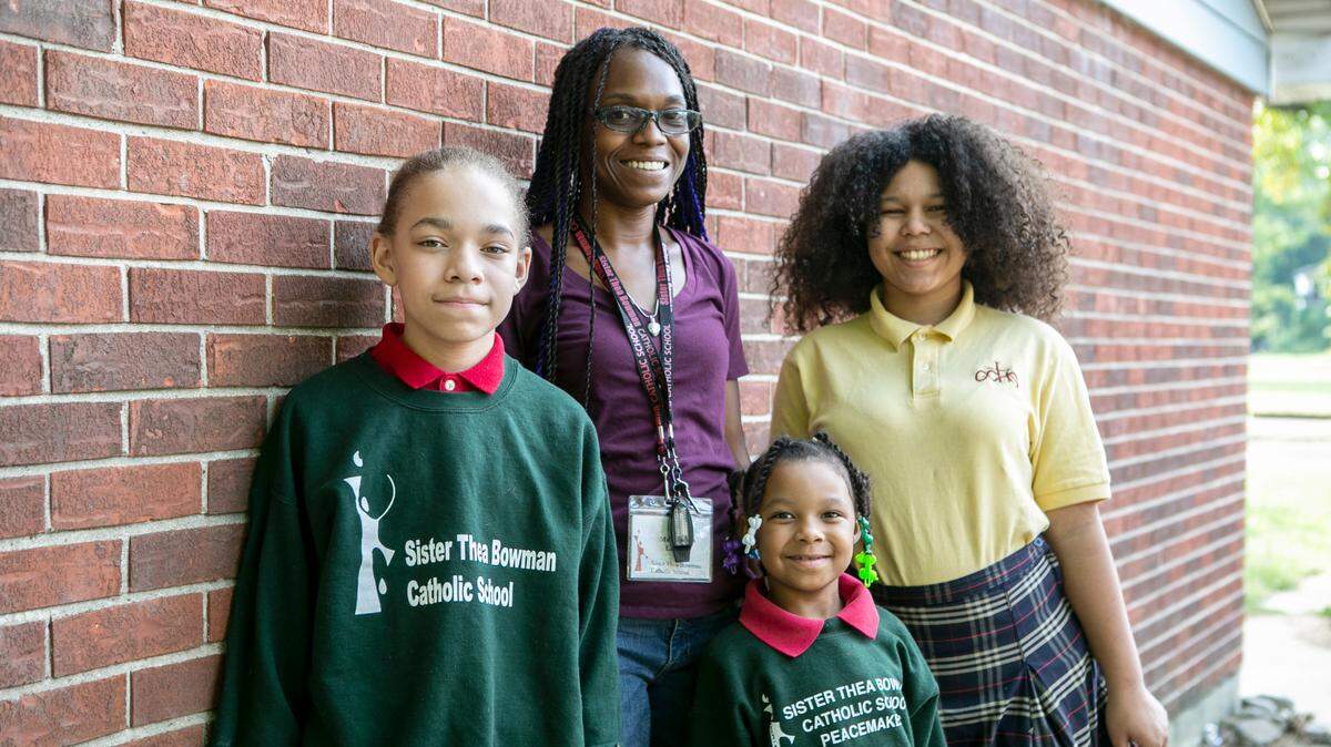 East St. Louis families scramble for internet access to engage in remote learning 