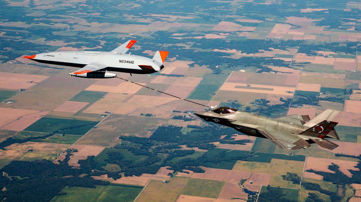 Boeing’s MQ-25 T1 test asset transfers fuel to a U.S. Navy F-35C Lightning II fighter jet Sept. 13 during a flight-test mission. The Navy and Boeing have conducted three refueling flights in the past three months, including an F/A-18 Super Hornet and E-2D Hawkeye. (Kevin Flynn photo)