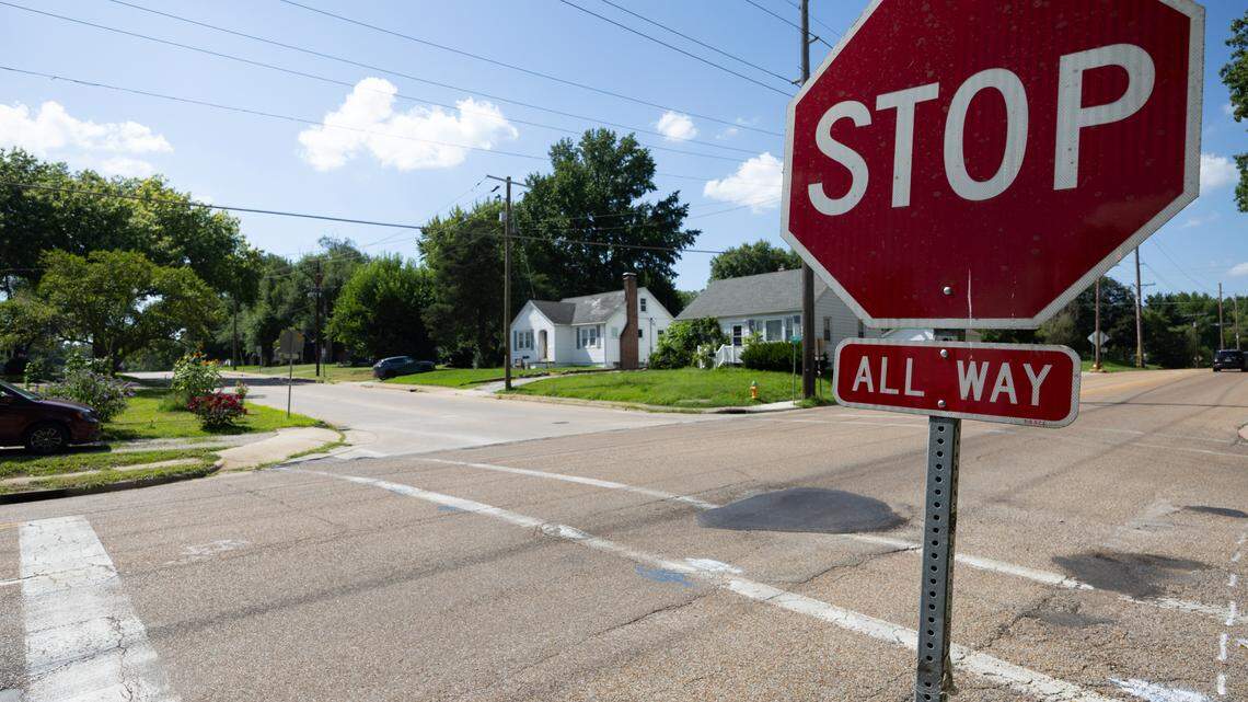 Who goes first at a 4-way stop in IL? Yes, state law stipulates the right-of-way