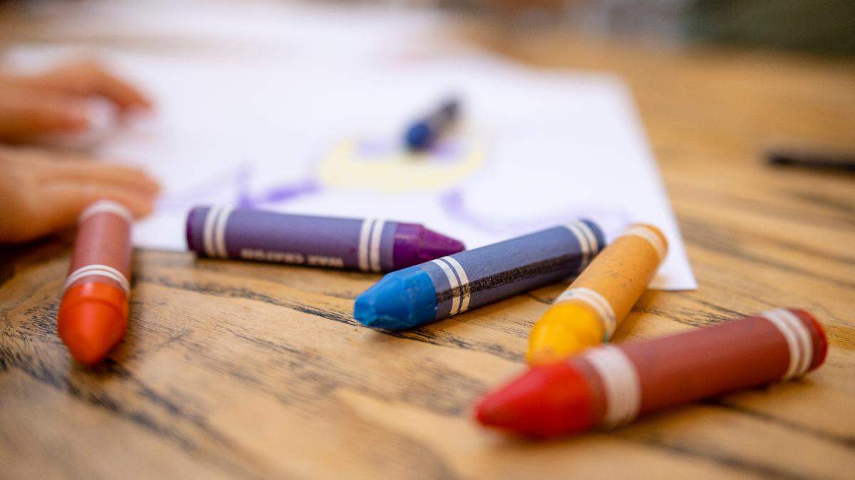 Illinois law prohibits leaving children under a certain age home alone for an “unreasonable period of time,” though the definition can vary based on the circumstances.