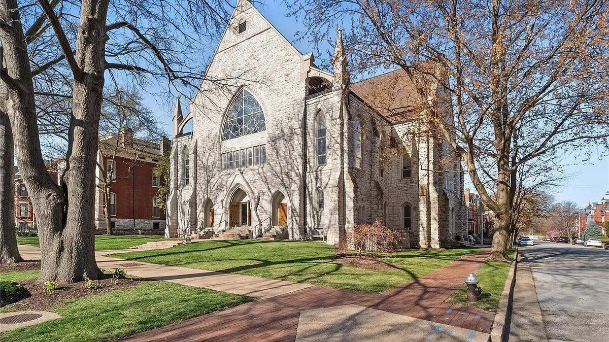 Unit 2E at 1505 Missouri Ave. in St. Louis is listed for $399,000.