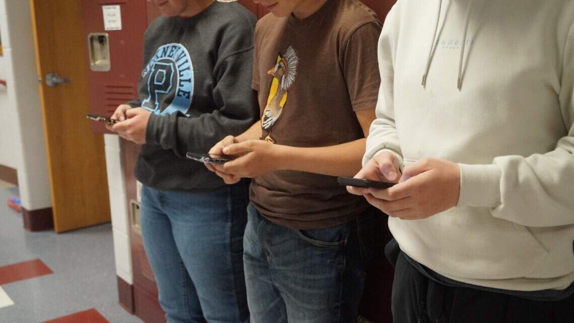 Pritzker signs Illinois school cellphone ban to help student avoid distractions