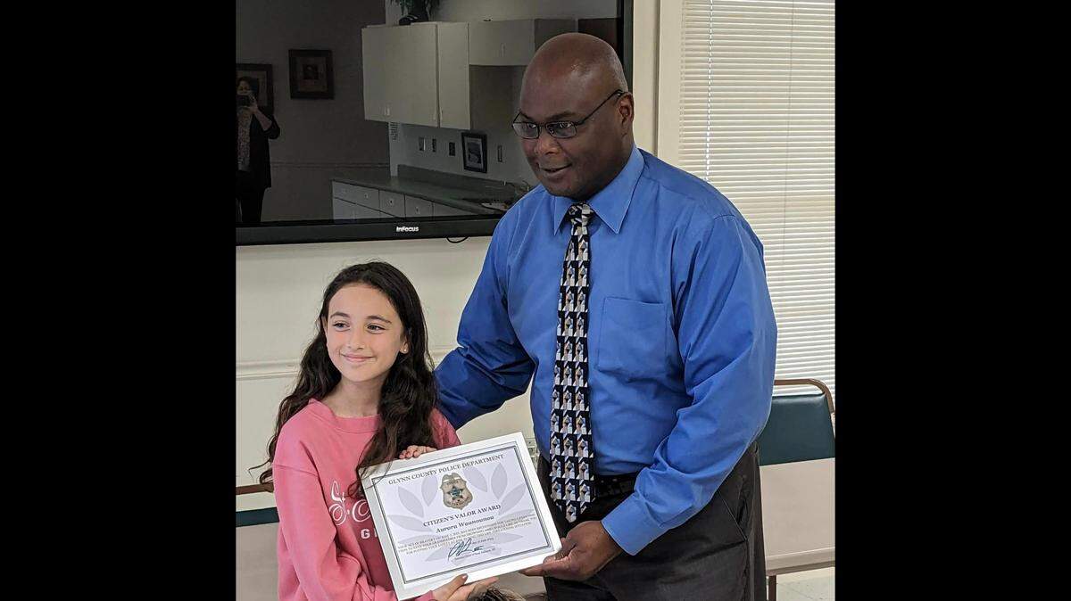 Aurora Waanounou, 10, was awarded for her “acts of bravery,” Illinois police said.