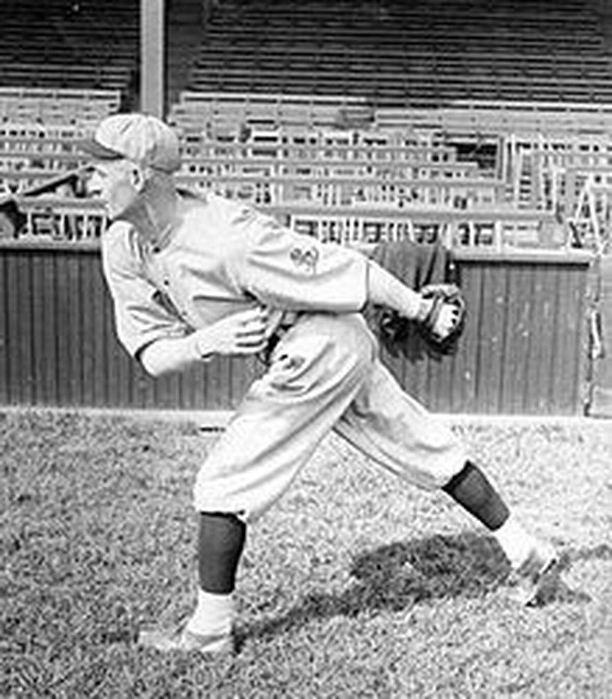 The most popular baseball glove ever sold carried Cardinals pitcher Bill Doak’s name in its palm.