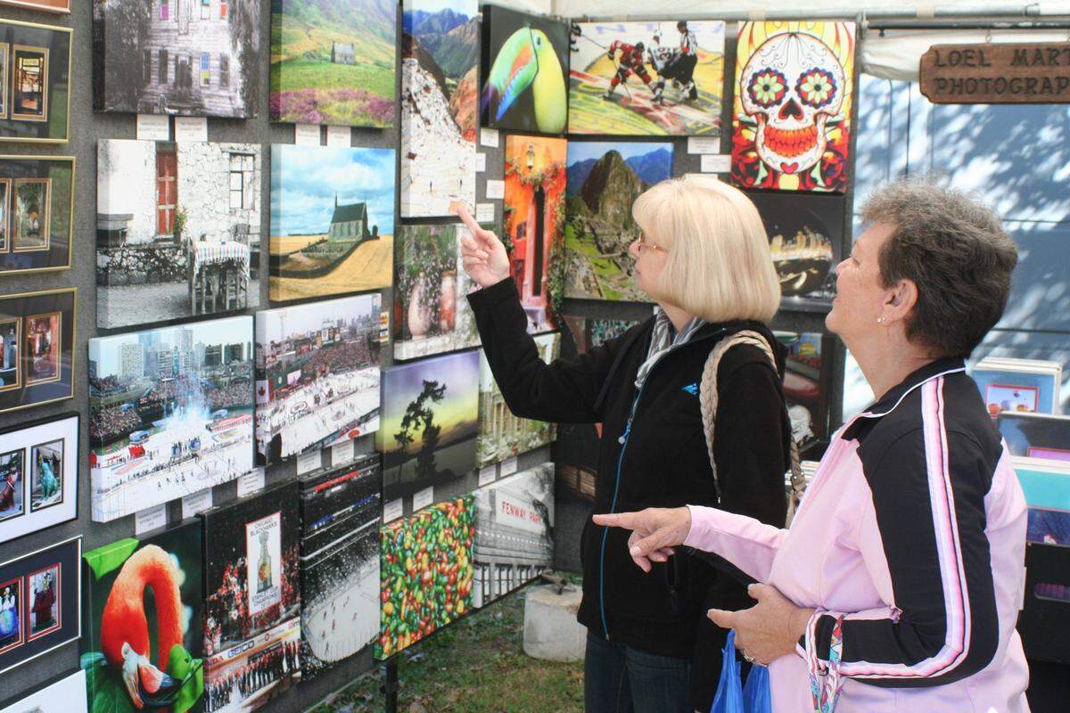 Attendees enjoy perusing some of the works of art at a past Highland Art in the Park event. This year’s festivities will take place from 10 a.m. to 5 p.m. Saturday, Oct. 8, and 11 a.m. to 4 p.m. Sunday, Oct. 9, at Lindendale Park in Highland. A Preview Party is scheduled for 6-9 p.m. Friday, Oct. 7, prior to the two-day outdoor art show.