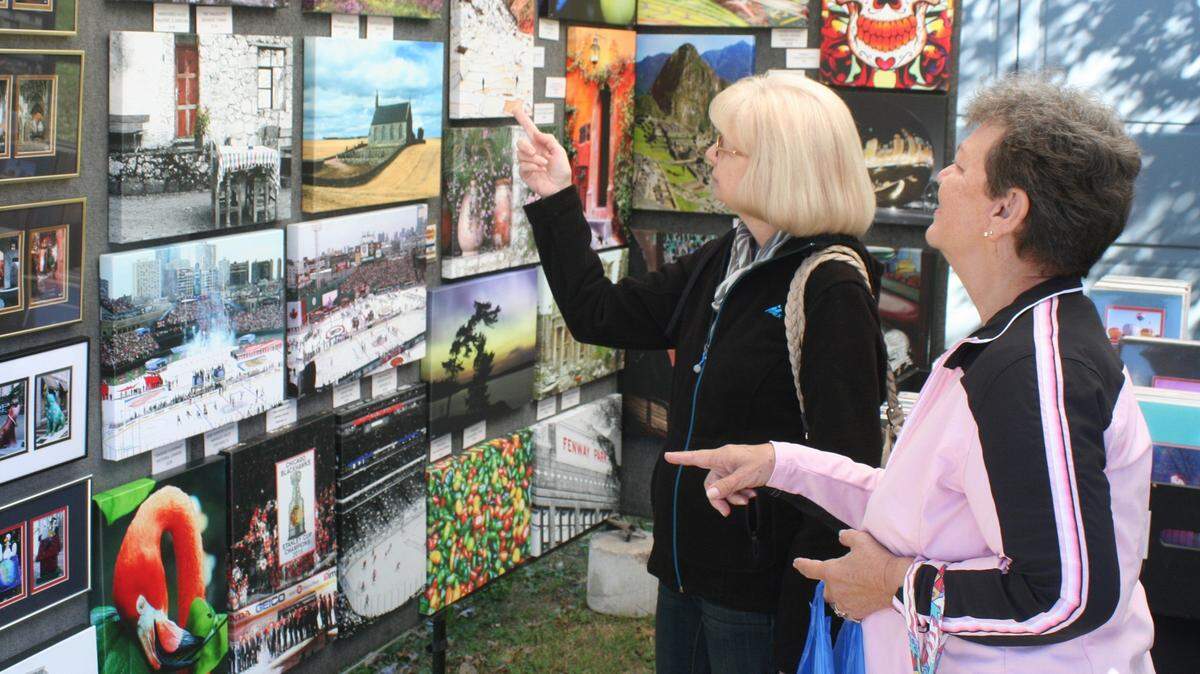 Attendees enjoy perusing some of the works of art at a past Highland Art in the Park event. This year’s festivities will take place from 10 a.m. to 5 p.m. Saturday, Oct. 8, and 11 a.m. to 4 p.m. Sunday, Oct. 9, at Lindendale Park in Highland. A Preview Party is scheduled for 6-9 p.m. Friday, Oct. 7, prior to the two-day outdoor art show.