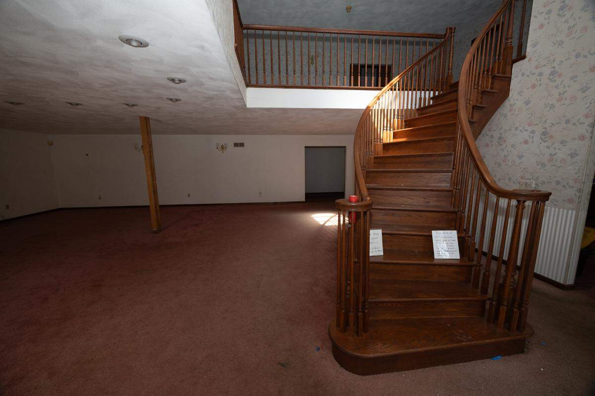 The front entryway of 19 Lake Christine Ct.