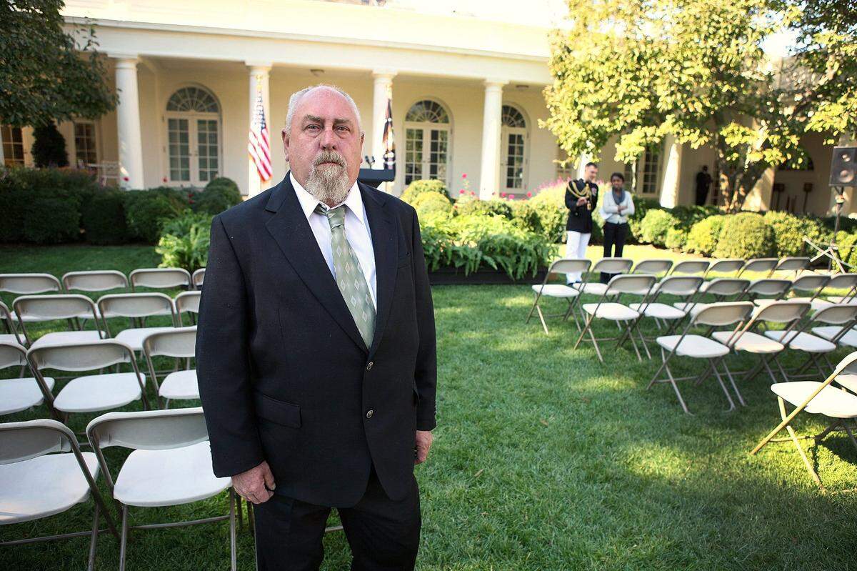 Kenny Euge of rural St. Clair County, near Dupo, was among 86 surviving members of a military group receiving the Presidential Unit Citation at the White House, October 20, 2009. President Barack Obama made the presentation to the Alpha Troop, First Squadron, the 11th Armored Cavalry Regiment in the White House's Rose Garden. (Robert Giroux/MCT)