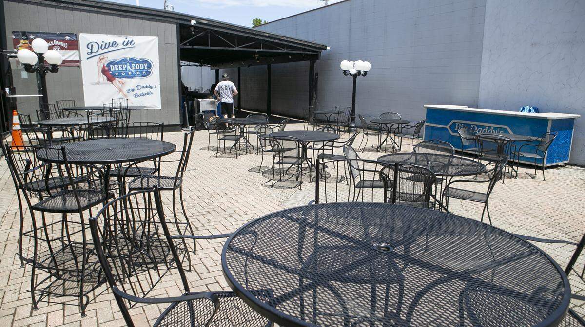 Big Daddy’s 618 in downtown Belleville limited service to its outdoor patio this summer and fall, even though a coronavirus-related ban on indoor dining was lifted in June. The ban now is back in effect.