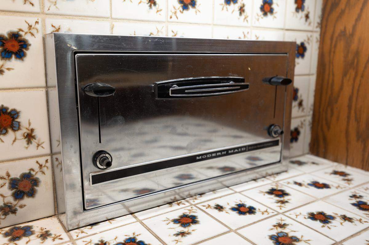 The kitchen includes a Modern Maid in-wall toaster, a machine discontinued since the eighties. Surrounding the toaster are tiles custom-made in Mexico to match the surrounding wallpaper.