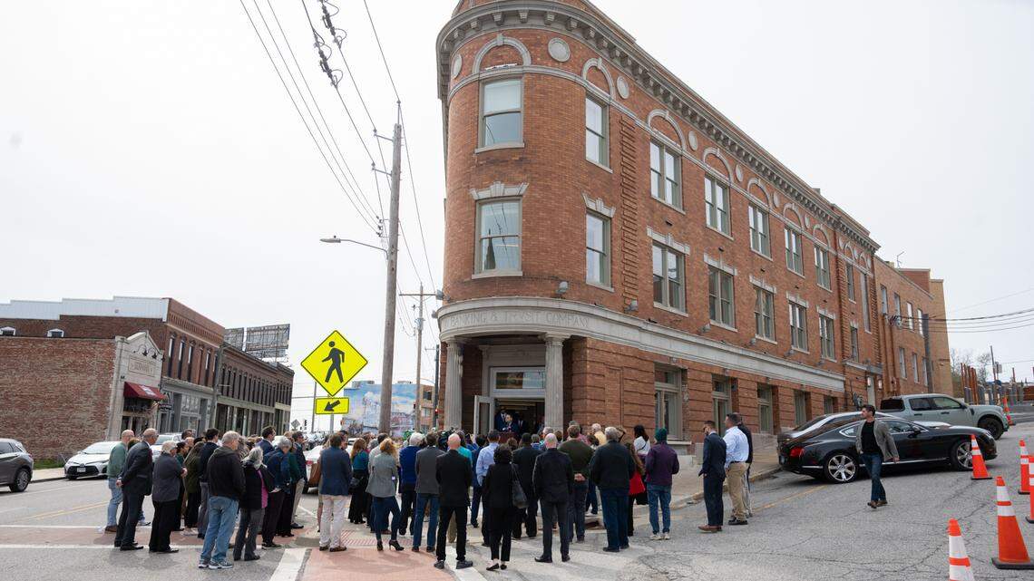 Wedge ribbon cutting