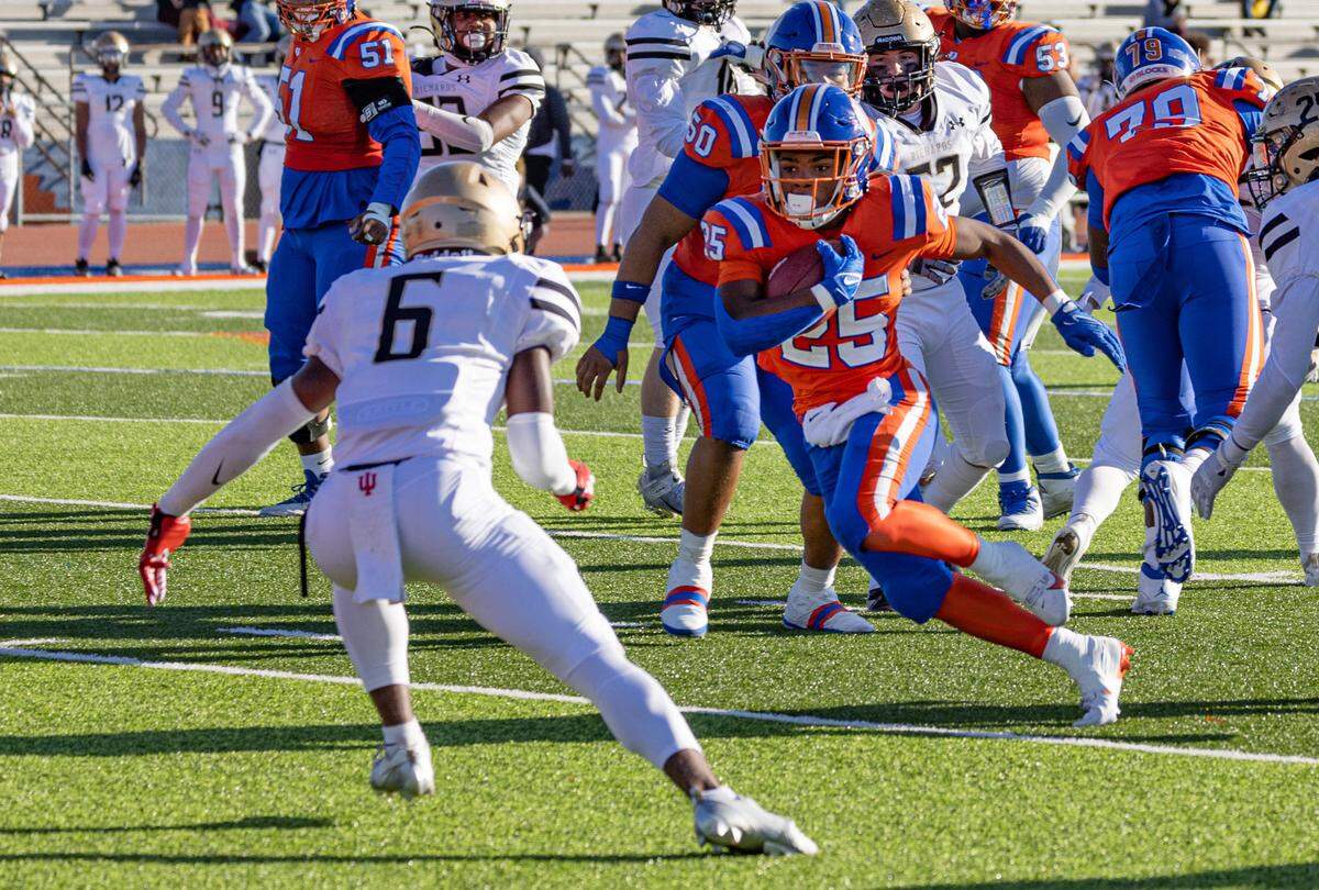 East St. Louis’ Amir Tilman (25) runs the ball during the Flyers’ Class 6A semifinal win over Oak Lawn Saturday.