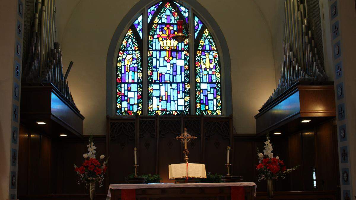 Church etiquette includes arriving on time, keeping your children under control and not talking during the service, BND etiquette columnist Dianne isbell says.