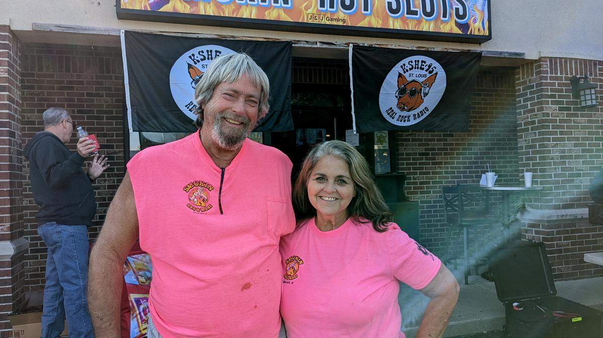 Dennis and Cindy Keck, owners of Smokin’ K’s BBQ & More in Millstadt, are closing their restaurant.