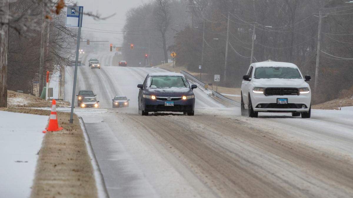 Live updates: Snow to end in southwest Illinois but look for low temps near zero