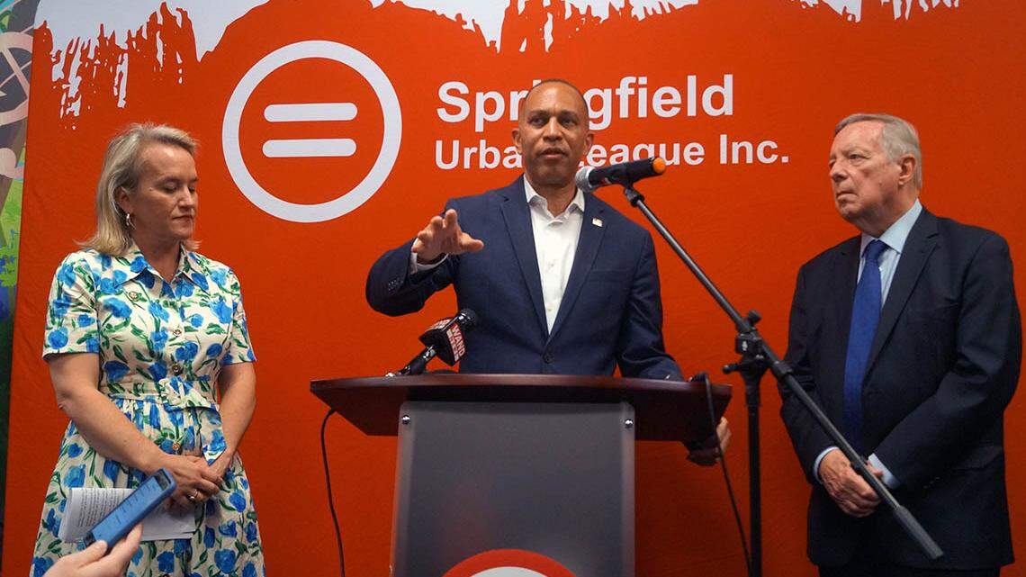 Jeffries, top Illinois Democrats hope voters will punish Republicans in 2026