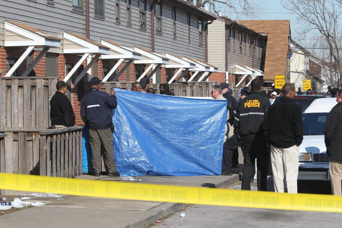 Police investigatie the discovery of a body behind Building 2 of the John DeShields Homes at 1235 Mccasland Avenue in East St. Louis on March 27th, 2013. The man was identified as Isaac Windon, 29.