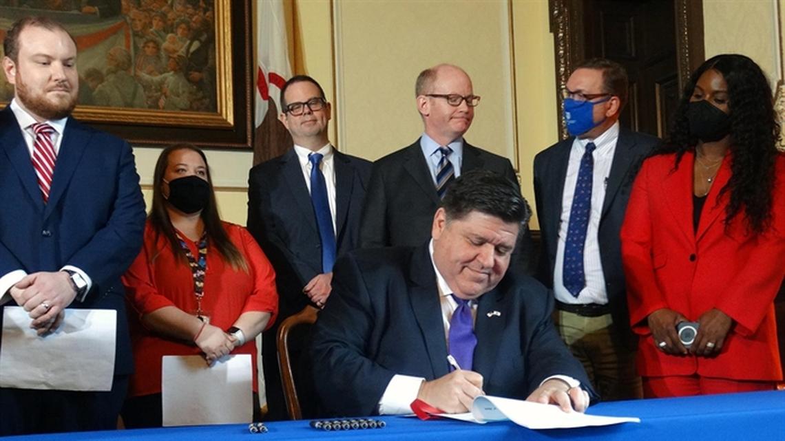 Paid COVID-19 leave for vaccinated educators only signed into law in Illinois