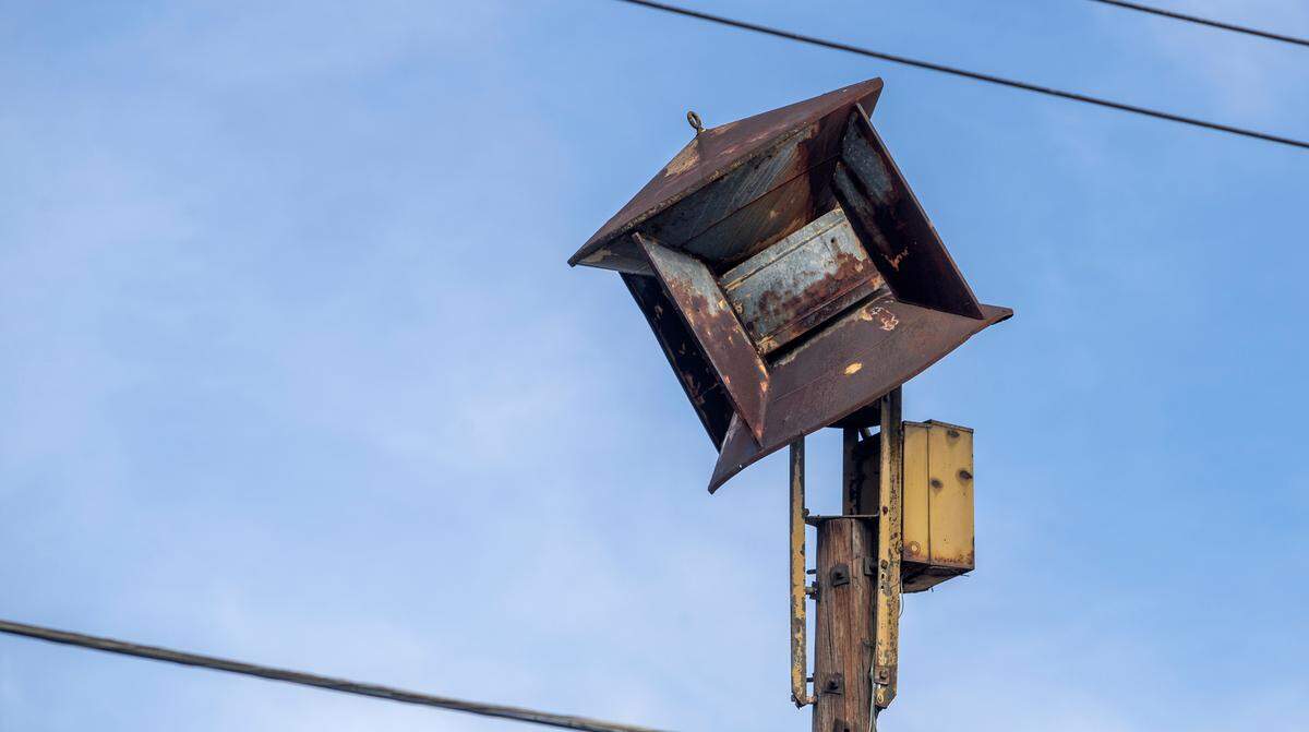 An East St. Louis siren was rusted and broken in late 2022. New, working sirens have since been installed in the community.
