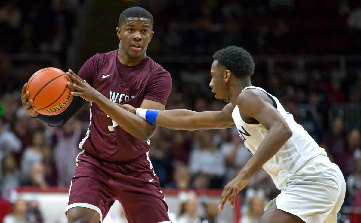 Belleville West’s E.J. Liddell looks for an open man during the 2019 IHSA Class 4A state championship game at Peoria Carver Arena.