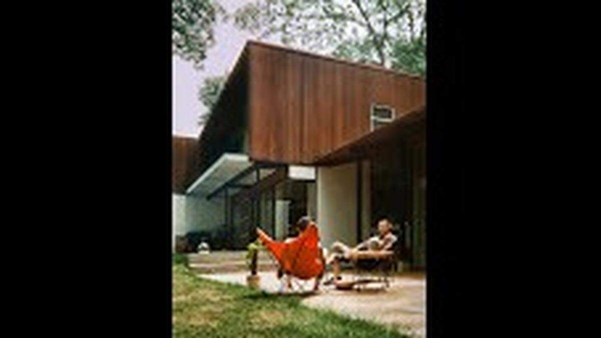 Mid-century modern architect Charles King, right, chats with Ralph Contrael, who commissioned him to design his Signal Hill home in the early 1950s. It’s now owned by Margaret Meyer.