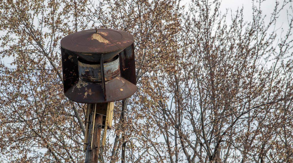 A siren in the 600 block of N 22nd Street in East St. Louis does not work.