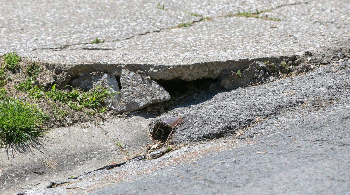 Mine subsidence is having a major effect on a Belleville neighborhood located near Illinois 161 and Old Caseyville Road. The homes located on Patricia Lane and Michael Drive have a range of damage. The driveway is lifting up at a home on Michael Drive.