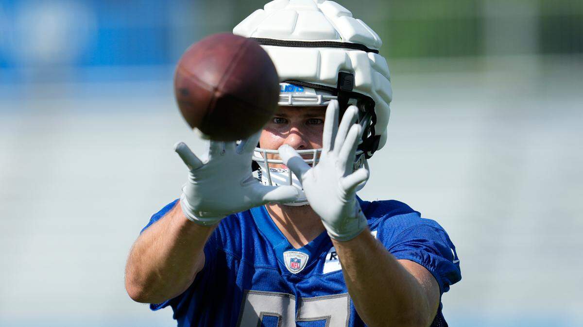 Detroit Lions tight end Sam LaPorta (87) catches a ball after an NFL football practice in Allen Park, Mich., Sunday, July 23, 2023. (AP Photo/Paul Sancya)