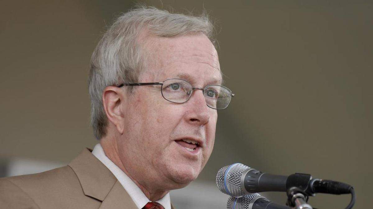 Rick Hummel, a writer for the St. Louis Post-Dispatch, speaks after receiving the J.G. Taylor Spink Award during the National Baseball Hall of Fame Induction Ceremony in Cooperstown, New York, on July 29, 2007. Hummel, an esteemed writer who covered the St. Louis Cardinals and Major League Baseball for five decades for the Post-Dispatch until his retirement in 2022, died Saturday, May 20, after a short, unspecified iless the Post-Dispatch said Monday. He was 77.