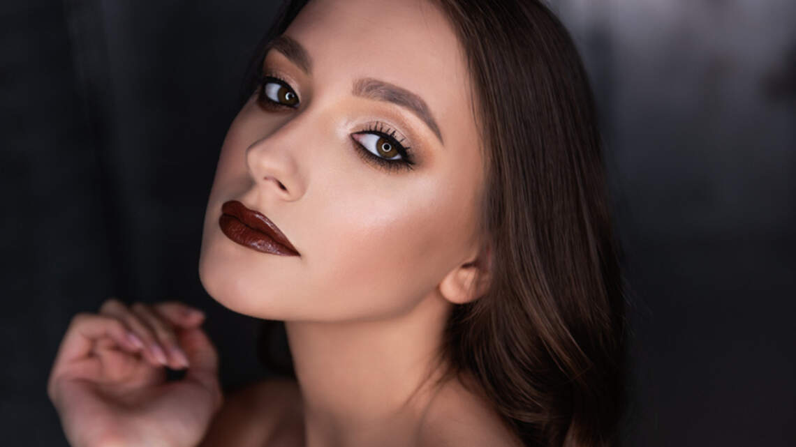 Social Beauty Trends Are Going Full ’90s With Frosted Eyes and Smudged Liner