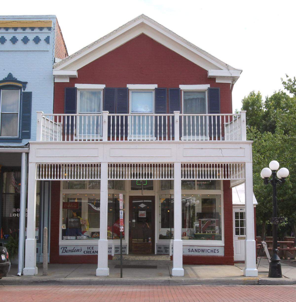 Front of the Dr. Jazz Soda Fountain and Grille in Lebanon.