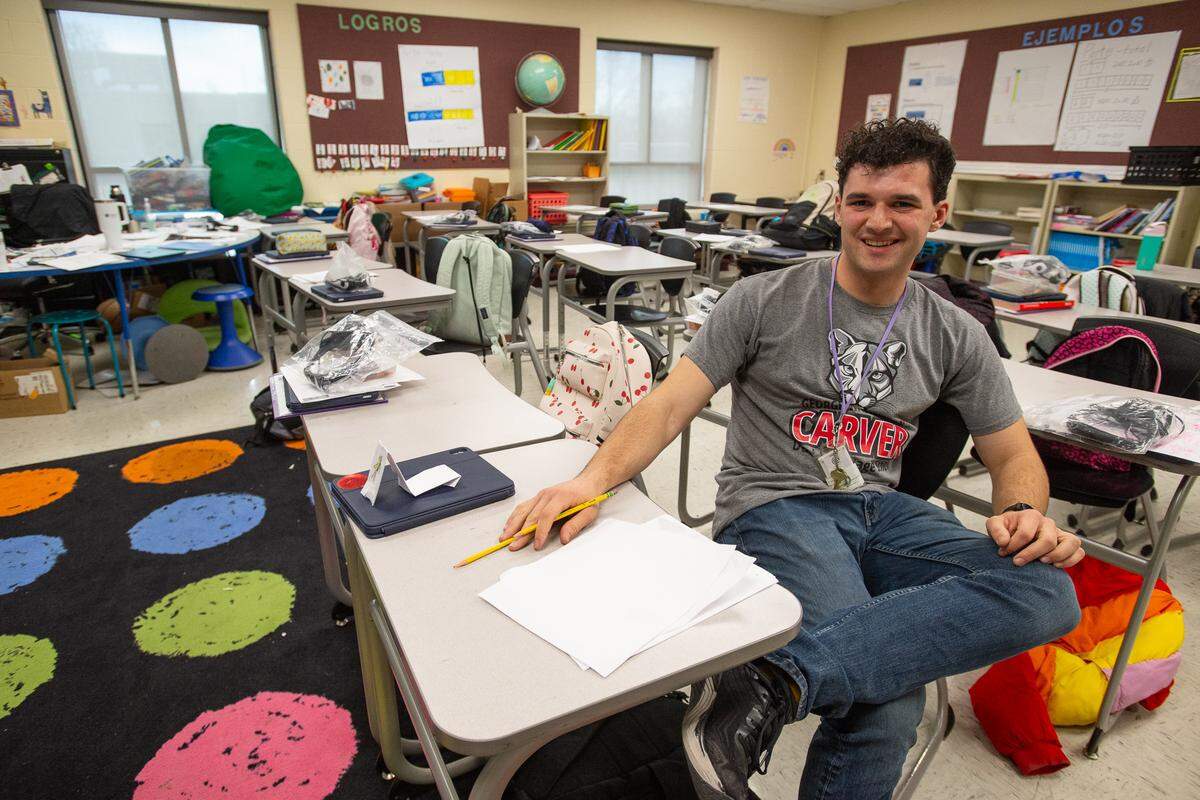 Jonah Zacks says he knew he wanted a job where he could improve the lives of other people. Although it wasn’t in his initial plans, he applied for a job with Teach for America, a nonprofit that places college graduates in high-needs schools. Zacks now teaches middle school math in Spanish at George Washington Carver Dual Language School in Kansas City, Missouri.