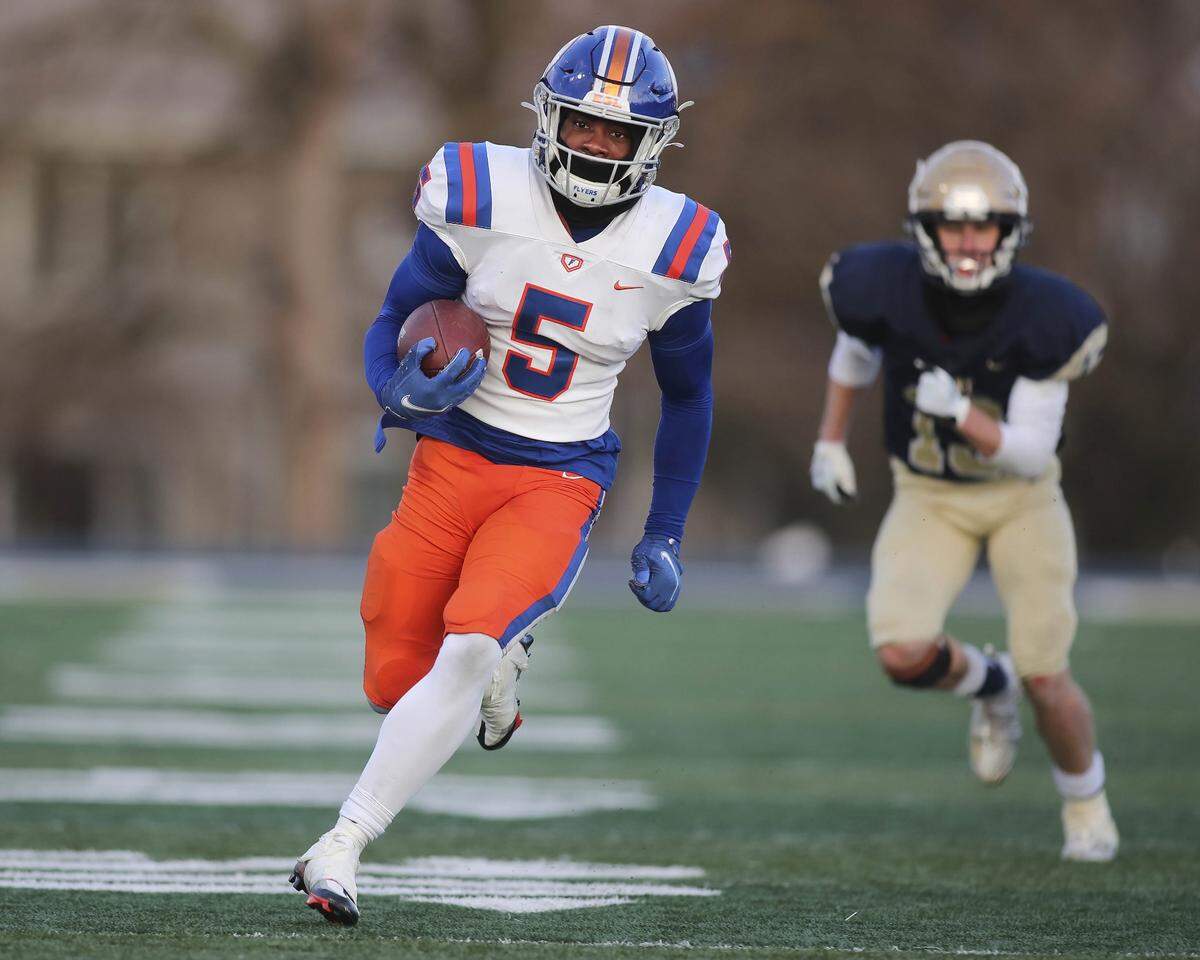 East St. Louis running Marquise Palmer carries the ball for a touchdown during the IHSA Class 6A semifinal game against Lemont. The Flyers’ 32-29 victory sends them into the state championship game against Crystal Lake Prairie Ridge.